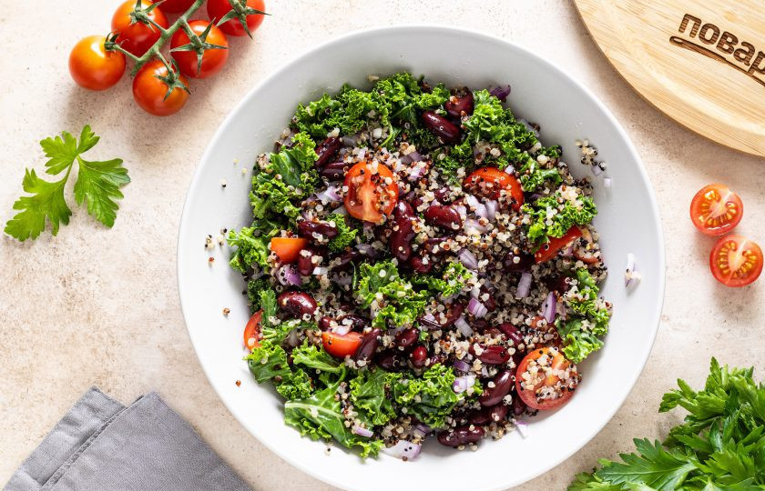 1. Этап. Салат из фасоли с киноа: Перемешайте салат, при необходимости добавьте еще оливкового масла или специй по вкусу.