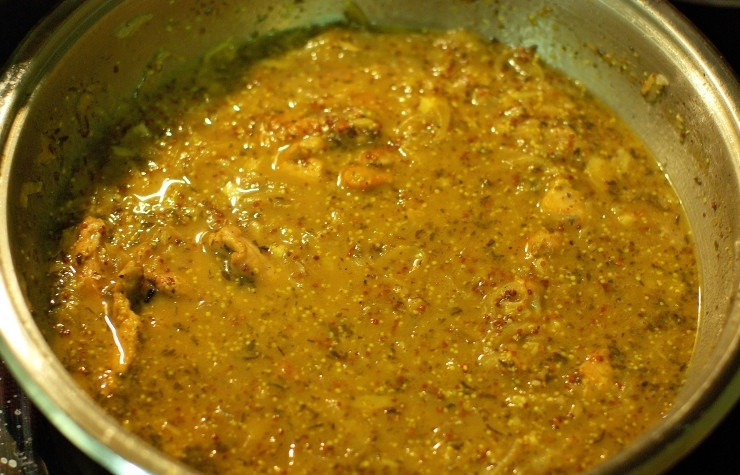 1. Этап. Тушеные ножки кролика: Сначала варим на сильном огне около 5 минут, доведя до кипения.