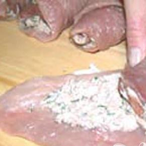 1. Этап. Мясные рулетики с ореховой начинкой: 3. Слой начинки выкладываем на ломтики, края оставляем свободными. Сворачиваем рулетом и деревянной зубочисткой закрепляем край.