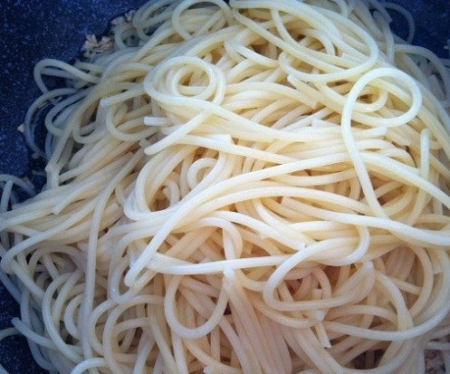 1. Этап. Острые спагетти: 4. Далее промойте макароны и переложите их в сковороду к чесноку.