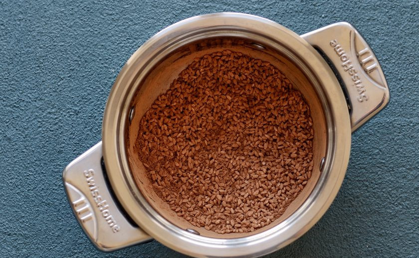 1. Этап. Шоколадная рисовая каша: Затем добавьте промытый рис и снова перемешайте.