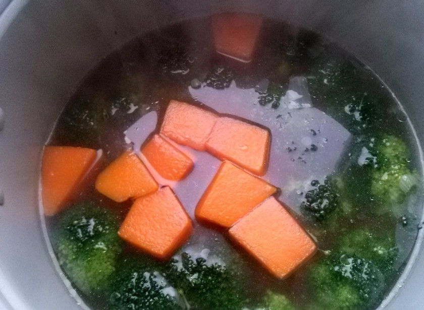 1. Этап. Суп из брокколи диетический: Добавьте овощи в бульон. Посолите по вкусу.