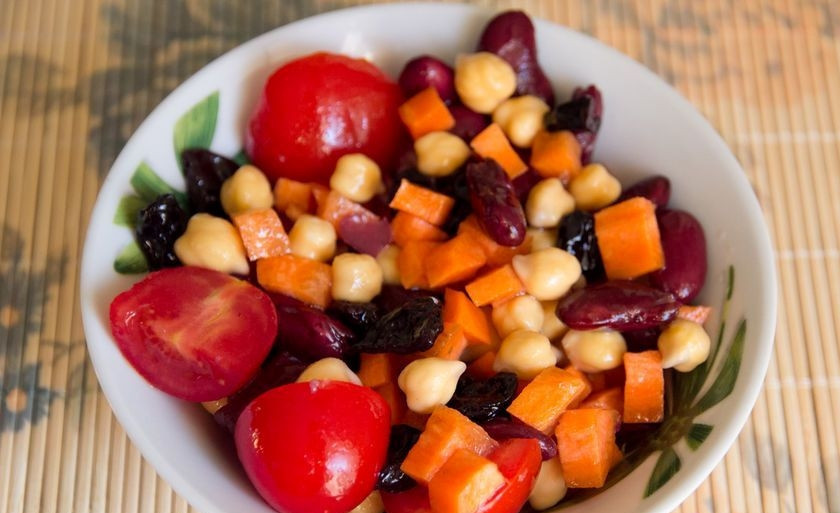 1. Этап. Салат с морковью: Заправьте салат маслом. Тщательно его перемешайте и пробуйте.