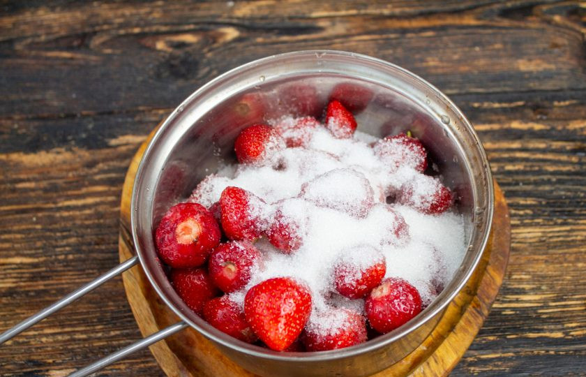 1. Этап. Варенье из клубники с белым шоколадом: Переложите в сотейник, засыпьте сахаром.