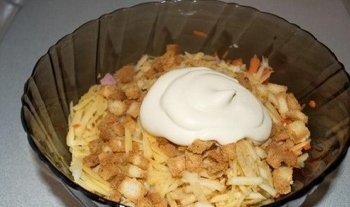 1. Этап. Салат Николь: Перед подачей к столу добавляем перец и майонез. Размешиваем салат.