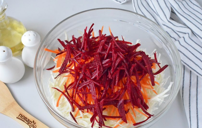 1. Этап. Салат из капусты и свёклы: Добавьте тертую свёклу.