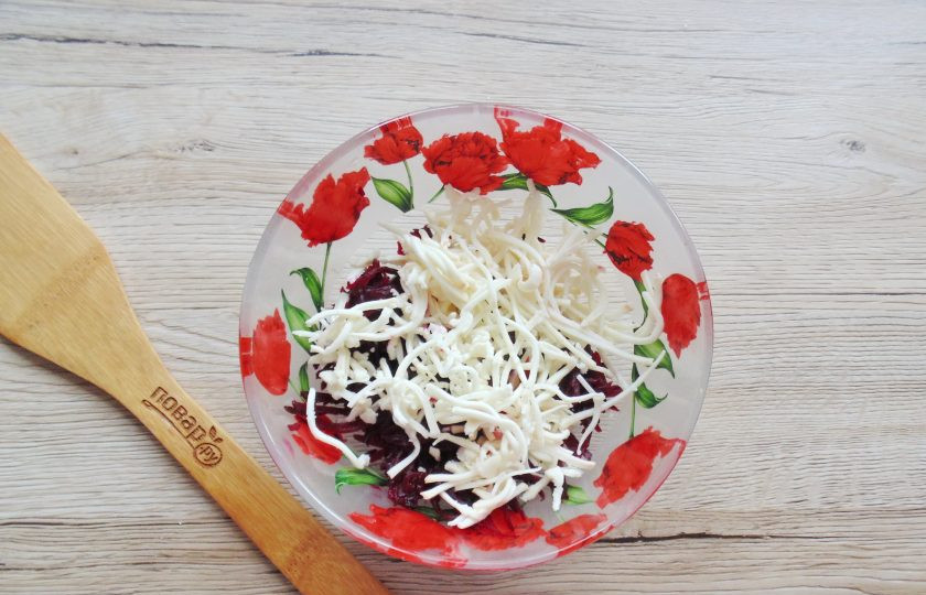 1. Этап. Салат со свеклой и копченым сыром: Копчёный сыр также натрите на тёрке и добавьте в салатник.