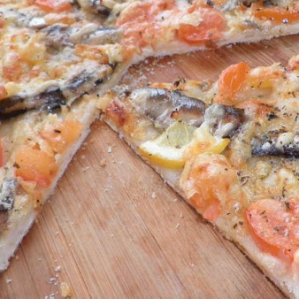 Пицца со шпротами