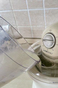 1. Этап. Мороженое с ксантановой камедью: Проученную смесь заливаем в мороженицу и даем ей проработать 30-минутный цикл. Для тех, у кого мороженица отсутствует: нужно поместить массу в морозильную камеру и тщательно размешивать каждые 30 минут до полной заморозки. Но я все же настоятельно рекомендую любителям мороженого приобрести данный аппарат, так как десерт, приготовленный в промышленных масштабах сейчас совсем не радует ни вкусовыми свойствами, ни составом.