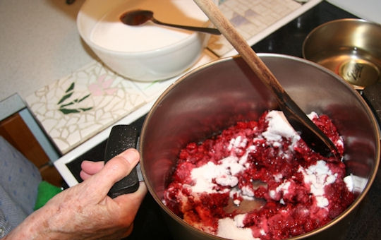 1. Этап. Малиновое варенье: 2. Кастрюлю с малиной поставьте на сильный огонь. Не забывайте постоянно мешать, доведите до кипения.