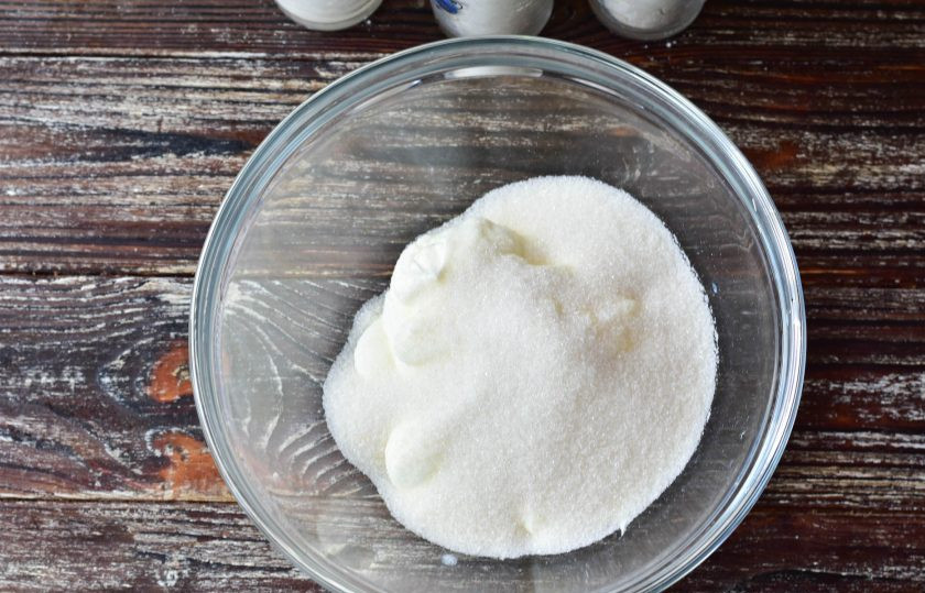 1. Этап. Медовик с орехами: В миске соедините сметану и сахар. Взбейте миксером все в течение 3 минут.