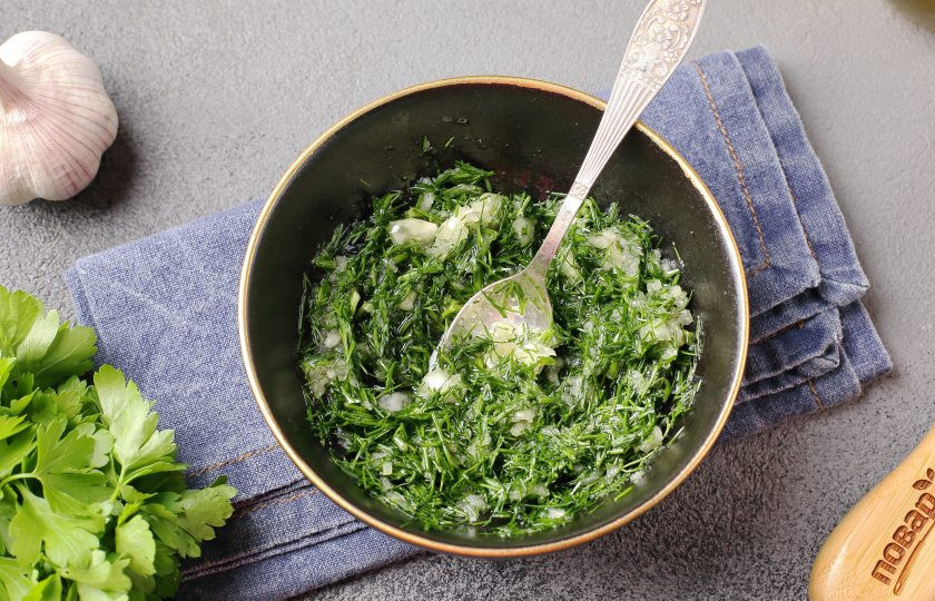 1. Этап. Ароматные чесночные лепёшки: Укроп измельчите и соедините с давленым чесноком. Добавьте соль по вкусу и перемешайте. Начинка готова.