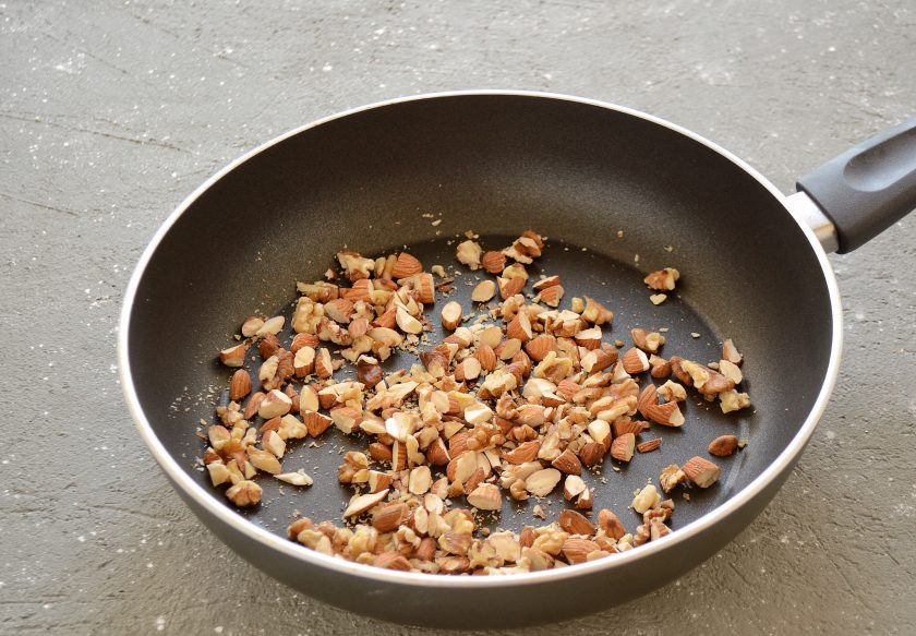 1. Этап. Постный кекс с орехами: Порубите ножом орехи и обжарьте на сухой сковороде.