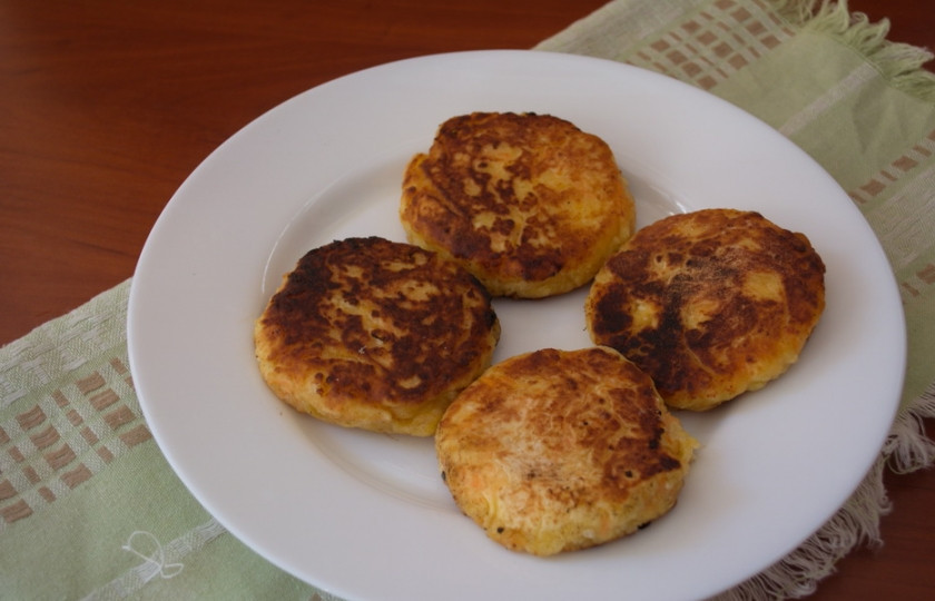 1. Этап. Розовые сырники: Вкусные сырники можно подавать к столу.