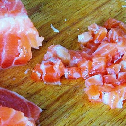 1. Этап. Пирожки с сёмгой: Семгу (естественно, без костей и чешуи) нарезаем на мелкие кубики, после чего смешиваем с тертым сыром и обжаренным лучком.