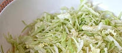 1. Этап. Салат из капусты с перцем: Шинкуем капусту.