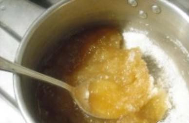 1. Этап. Чак-чак: 9. Когда сахар полностью раствориться - снять сковороду с огня и влить медовую смесь в лапшу. Перемешать, стараясь не сломать макаронные изделия.