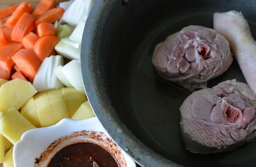 1. Этап. Острое рагу из индейки А-ля Такторитан: С индейки сливаем воду, тщательно промываем.