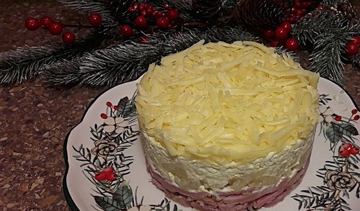 1. Этап. Новогодний салат с ананасами и индейкой: 7 слой - сыр Снимаем аккуратно кольцо с слоеного салата. Он хорошо держит форму