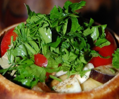 1. Этап. Сердце в горшочке: Обильно посыпаем свежей зеленью.