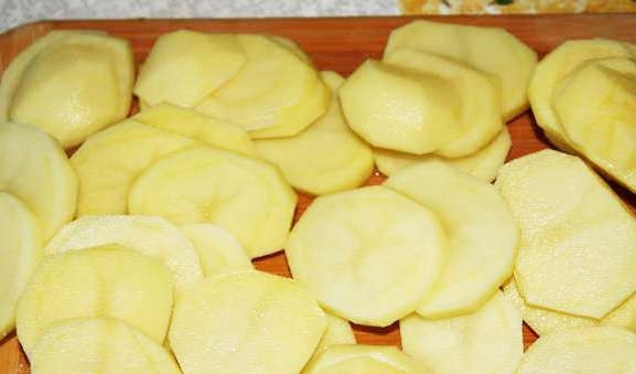 1. Этап. Картофель со сливками: Для начал нам необходимо почистить картофель и промыть. Затем мы нарезаем его кружочками и выкладываем на сковороду с разогретым сливочным маслом. Обжариваем несколько минут со всех сторон до золотистой корочки, потом посыпаем солью и перцем и хорошо перемешиваем.