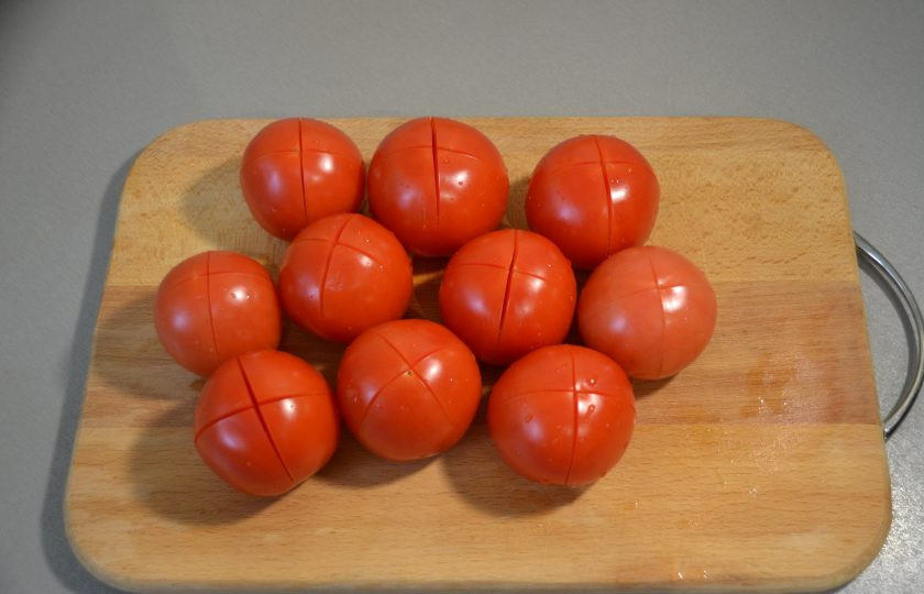 1. Этап. Соус Пассата: На помидорах сделайте крестообразный надрез, положите в кипящую воду минуты на 2, затем откиньте на дуршлаг и ополосните холодной водой.