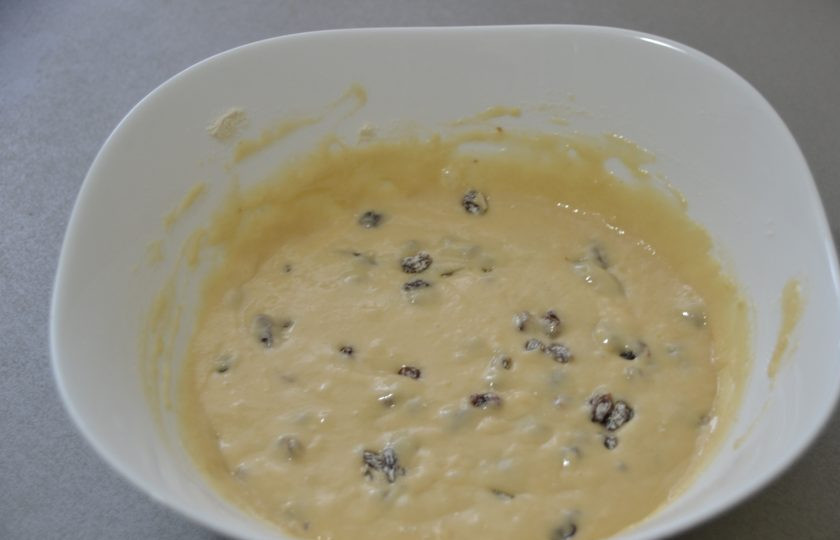 1. Этап. Кекс Майский: Заместите тесто и дайте ему подойти в течение 2-2,5 часов, в процессе расстойки один или два раза сделайте обминку.