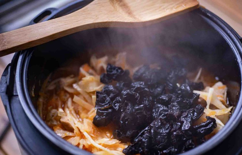 1. Этап. Бигус с черносливом в мультиварке: За 10 минут до окончания процесса выложите чернослив в мультиварку, перемешайте все и дождитесь сигнала об окончании процесса.
