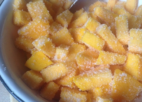 1. Этап. Тыквенные цукаты: Засыпаем тыкву сахаром и перемешиваем. Оставим часа на 2-3, пусть тыква пустит сок.