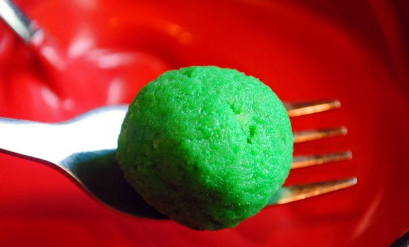 1. Этап. Кейкпопсы Рождественский сюрприз: Зелёные шарики опускайте в красный или белый шоколад. Необходимо, чтобы лишний шоколад стёк.