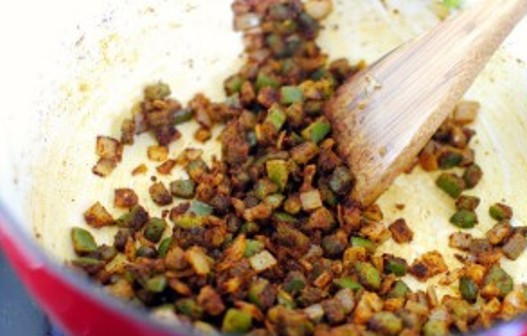 1. Этап. Курица с чили и фасолью: Затем добавьте муку и хорошо перемешайте.