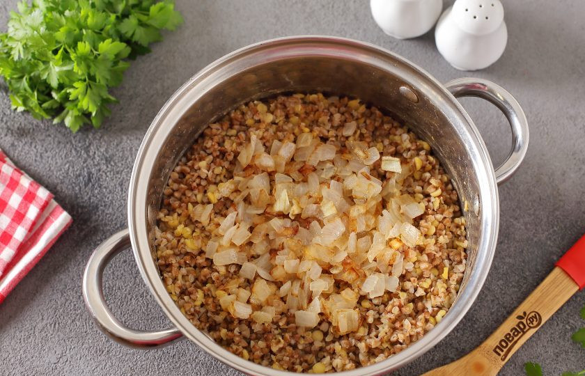 1. Этап. Гречневая каша с горохом: Добавьте обжаренный лук и перец по вкусу.