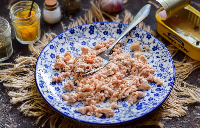 1. Этап. Салат из печени трески слоеный: Печень трески разомните при помощи вилки.