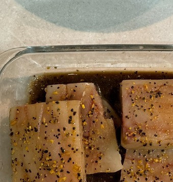 1. Этап. Ленивый ужин из филе минтая: Замариновать филе минтая. Оставить на 10-15 минут