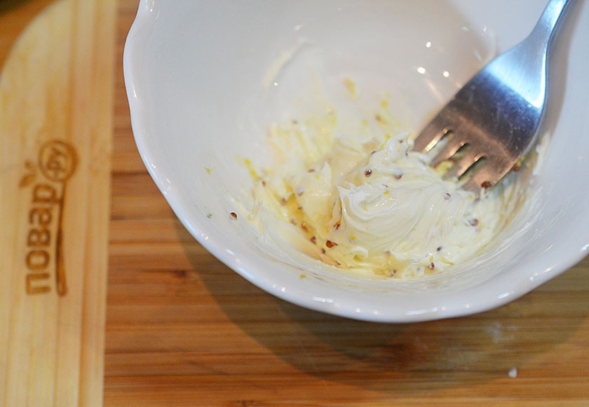 1. Этап. Ассорти из канапе: Для соуса творожный сыр смешайте с васаби и лимонным соком.