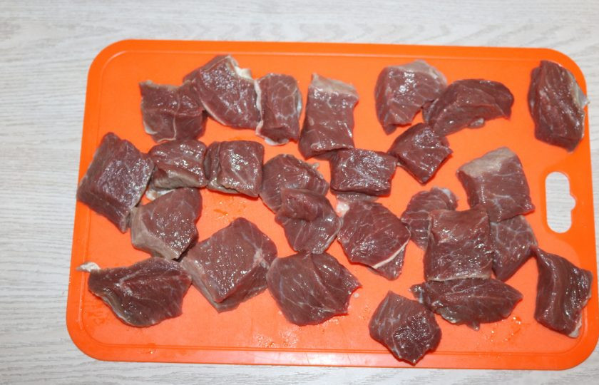 1. Этап. Суп Лывжа: Мясо помойте, нарежьте крупными кусочками.
