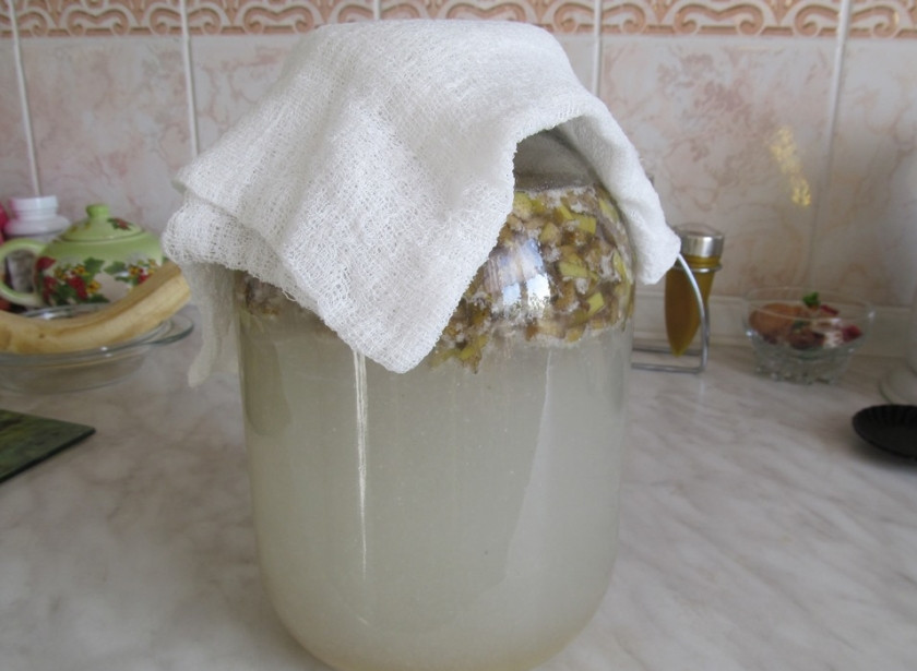 1. Этап. Квас из банановой кожуры: Сверху накройте банку марлей, настаивайте 14 дней при комнатной температуре. Каждый день квас перемешивайте.