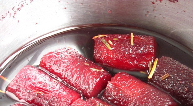 1. Этап. Канапе с сыром дор блю: 2. Яблоки помещаем в кастрюльку, заливаем виной, добавим специи. Я добавляла розмарин и мяту. На маленьком огне доводим до кипения, и держим яблоки в вине, пока не пропитаются.