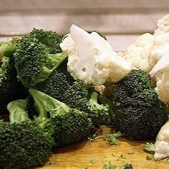 1. Этап. Капуста, запеченная под молочным соусом: 1. Разогреть духовку до 230 градусов. Нарезать капусту и отварить в кипящей подсоленной воде в течение 3-5 минут. Слить воду и обсушить капусту.