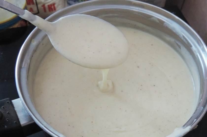 1. Этап. Запеченная брокколи под соусом: 7. Добавляю мускатный орех, солю по вкусу, снимаю соус с огня.