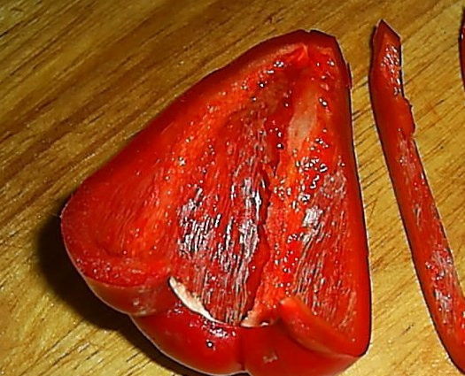 1. Этап. Салат из капусты с перцем: Режем перец.