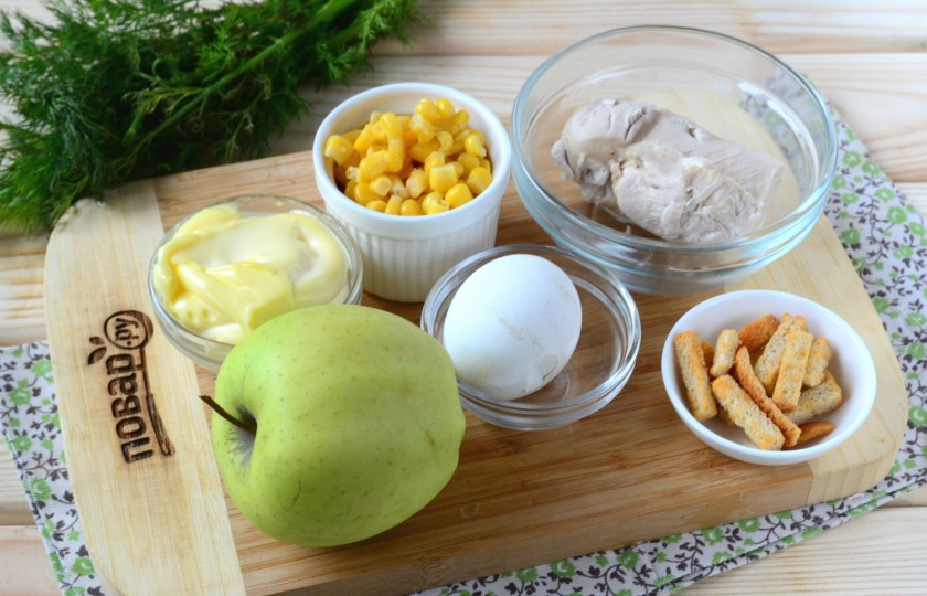 1. Этап. Салат из кукурузы и куриной грудки: Подготовьте все необходимые ингредиенты. Куриную грудку отварите до готовности, яйца отварите вкрутую.