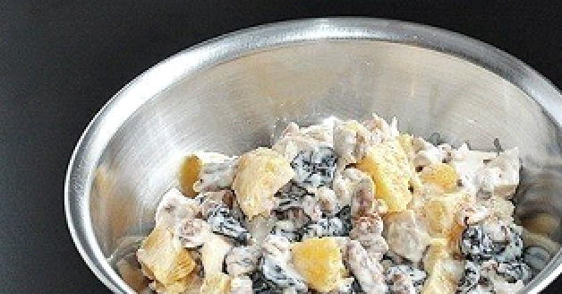 1. Этап. Салат в апельсиновых корках: Поставим воду на огонь, пусть закипит и поместим в воду филе курицы, немного подсолим воду и будем варить до готовности. Большой апельсин надо хорошо помыть, дать просохнуть и разрезаем его на пополам. Аккуратненько, чтобы не испортить корку апельсина, вытаскиваем ложечкой мякоть апельсина и нарезаем мякоть на кубики. Вишню нужно залить теплой водой и оставить минут на 15, пусть немного размякнет. Орехи порубить мелко, можно ножом. Твёрдый сыр надо нарезать меленькими кубиками. Вареное куриное филе остудить и тоже нарезать небольшими кубиками. Соединяем в одной миске все приготовление нарезанные продукты и аккуратненько перемешиваем (чтобы не получилась кашица) и заправляем салат майонезом или йогуртом.