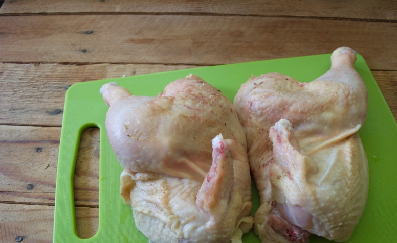 1. Этап. Диетическая курица в духовке: Курицу нужно вымыть, удалить все лишнее. Я удаляю остатки перьев, срезаю попку.