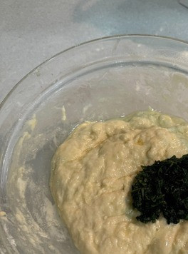 1. Этап. Закусочные сырные кексы: Добавить измельченную зелень