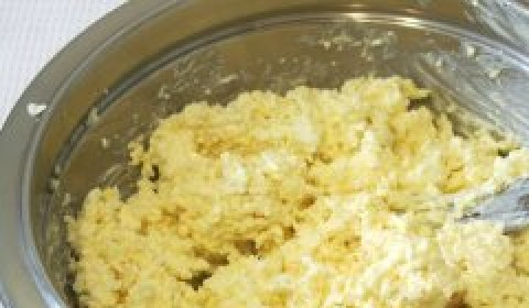 1. Этап. Сыр с чесноком и майонезом: Выдавливаем в основную массу чеснок, добавляем майонез, аккуратно перемешиваем вилкой.