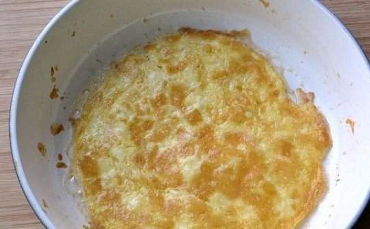 1. Этап. Салат из морковки по-корейски: 4. На сковороде разогрейте масло, выливайте небольшими порциями яйца и жарьте тонкие блинчики до румяности с двух сторон.