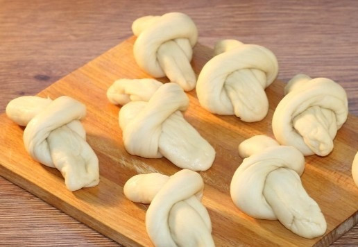 1. Этап. Булочки-птички Жаворонки: 13 Формируем из них узелки.