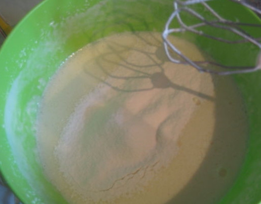 1. Этап. Шарлотка со сметаной: 2. Добавьте сметану и перемешайте. Введите потихоньку муку, разрыхлитель и аккуратно перемешайте. Включите духовой шкаф.