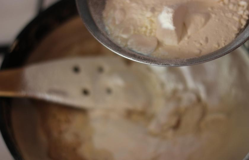1. Этап. Кунжутное бурфи: После того как кунжут слегка потемнеет, добавить в сковородку сухое молоко и сахарную пудру.